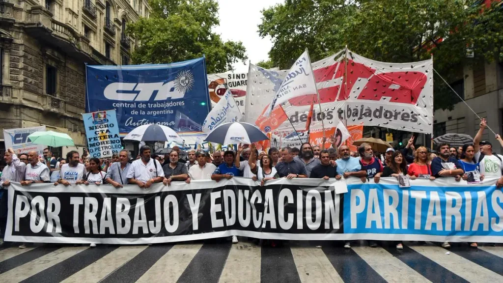 Las dos CTA se movilizan este martes a Plaza de Mayo contra el ajuste que aplica el Gobierno de Javier Milei en los sectores más bajos, la salud y la educación. 