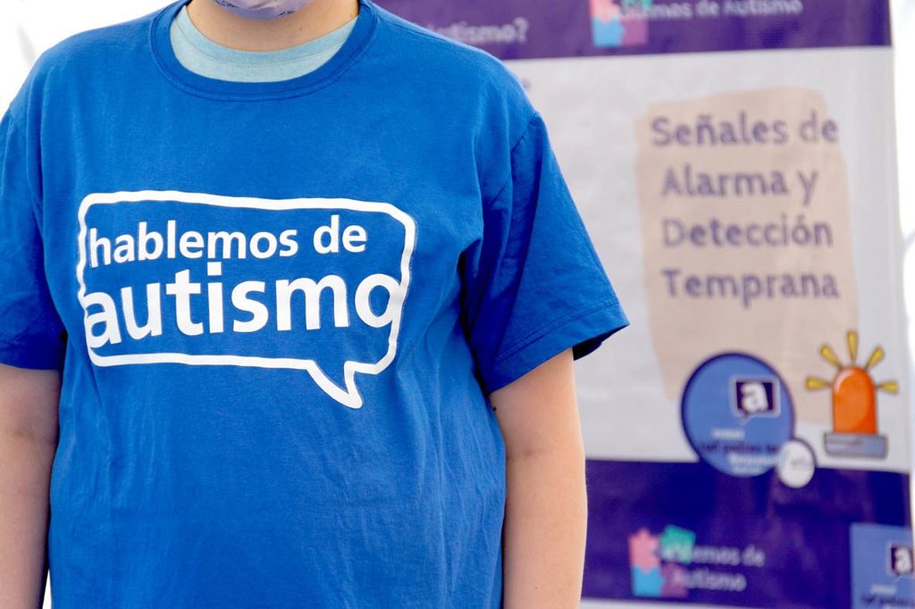 El proyecto opositor prevé derivación interdisciplinaria, acompañamiento familiar y seguimiento sanitario ante señales compatibles con TEA.