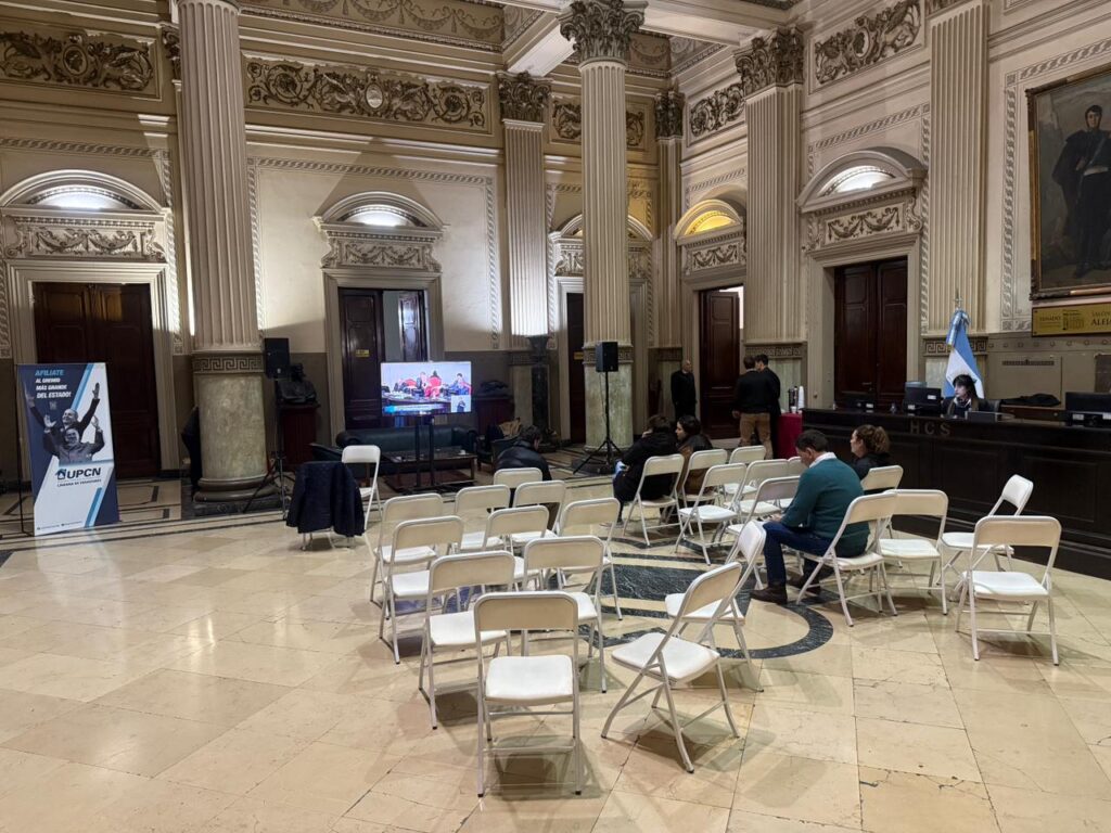 El escenario que Magario les ofreció a los periodistas, tras cerrar el palco de prensa. Sillas plegables y un televisor con fallas en su transmisión.