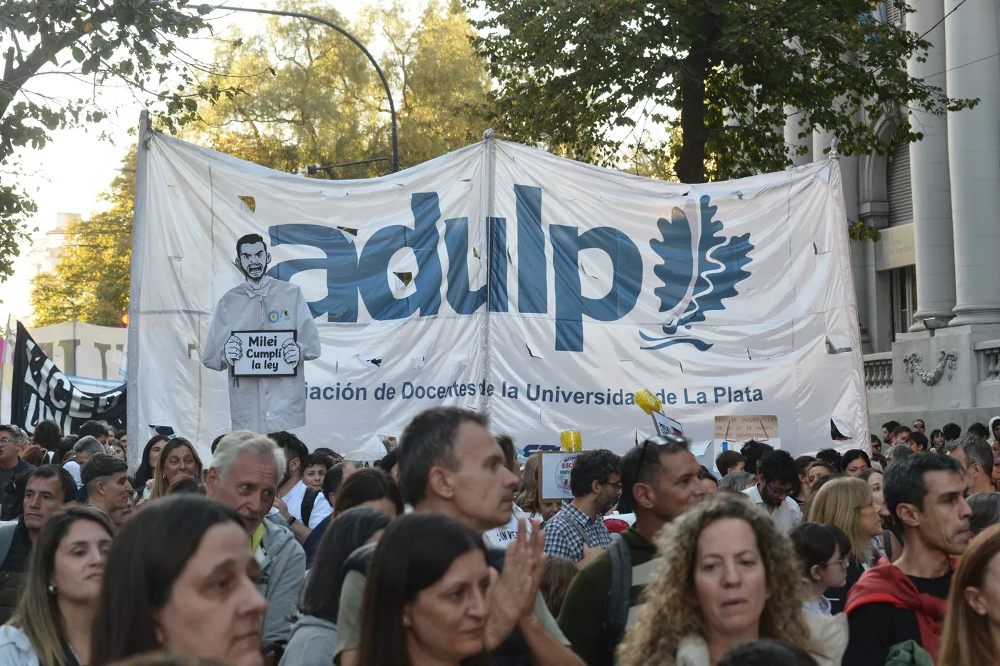 Los docentes universitarios aceptaron el 24% de aumento salarial que ofreció el Gobierno, pero no cedieron ante el pedido de retirar la demanda por la Ley de Financiamiento Universitario de la Justicia. 