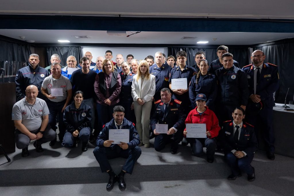 La diputada de la UCR – Unión Cívica Radical, Priscila Minnaard, encabezó una jornada de reconocimiento a los cuerpos de bomberos voluntarios de la provincia de Buenos Aires.