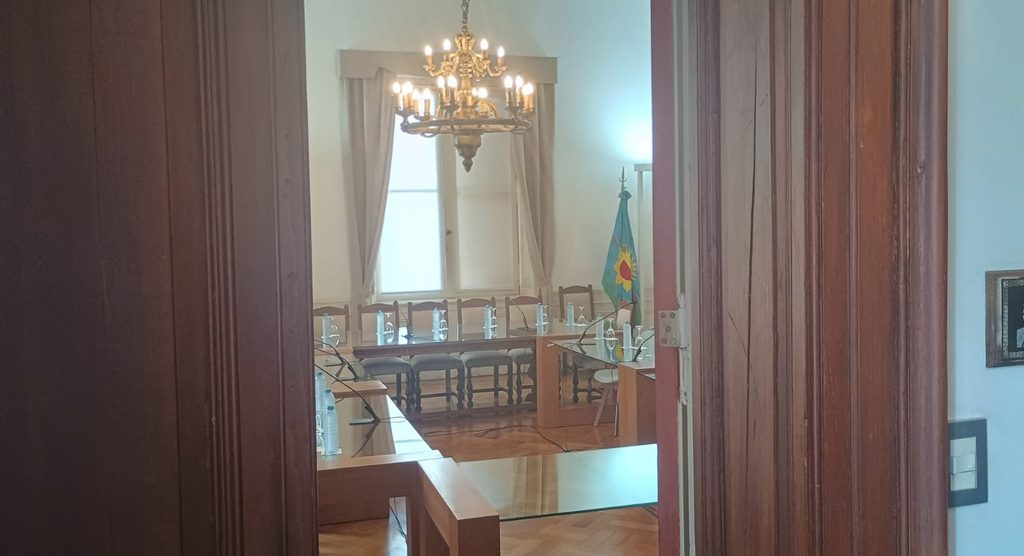 La semana pasada, la comisión de Presupuesto e Impuestos suspendió dos veces su reunión para tratar un proyecto sobre los fondos municipales.