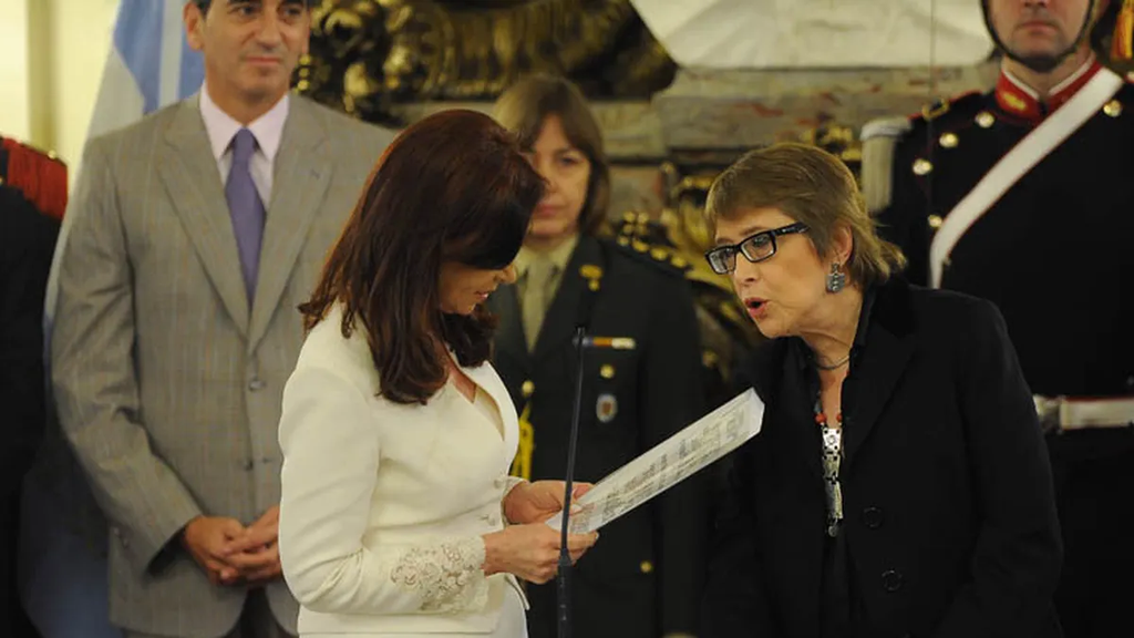 El diputado bonaerense, Mariano Cascallares, presentó un proyecto para nombrar como personalidad destacada a la ex ministra de Cultura de Cristina Kirchner, Teresa Parodi.