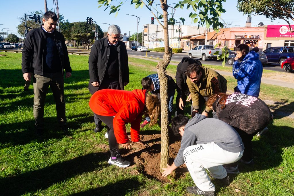Además de las obligaciones estatales, Galmarini hace hincapié en la participación ciudadana y la incorporación del cuidado del ambiente desde los primeros años escolares. 