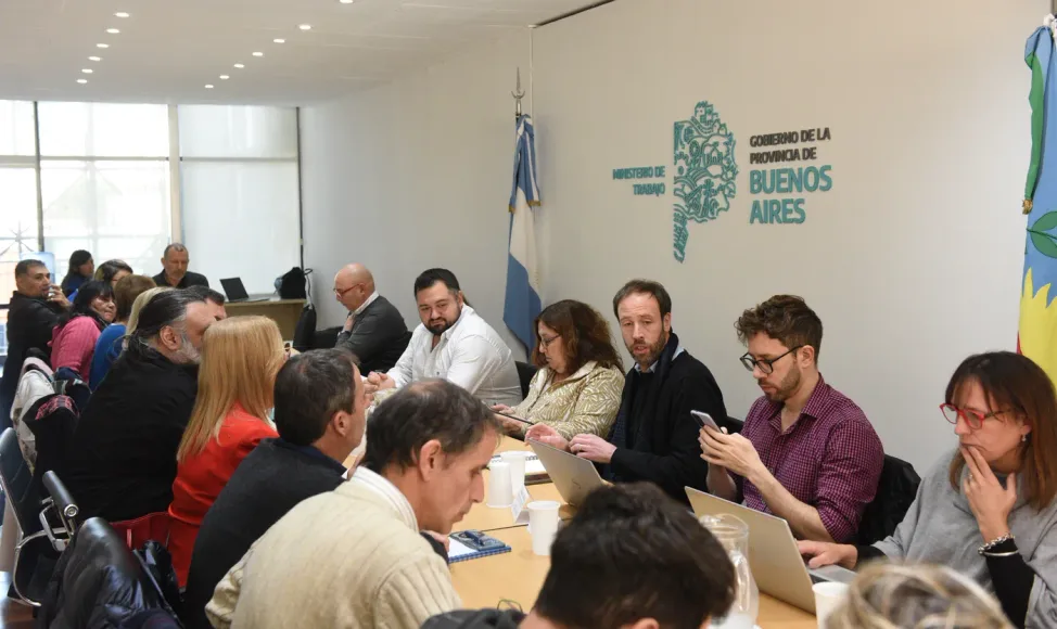El Gobierno de la Provincia convocó a docentes y estatales bonaerenses a una reunión paritaria para debatir los próximos aumentos salariales.
