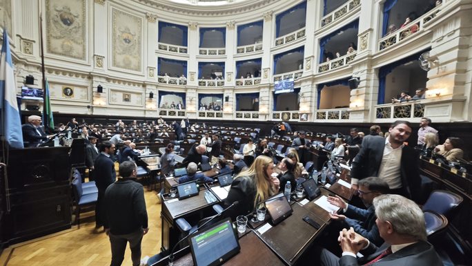 Tras el frustrada sesión por IOMA, Diputados debate la libre disponibilidad de los fondos municipales Previo al debate en Diputados, Fuerza Patria impulsó que la primera cuota de los fondos municipales sea de 100% de libre disponibilidad y distribuidos a través del CUD.