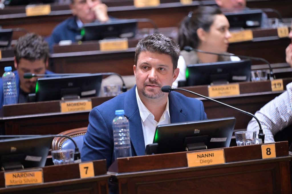 El diputado de Fuerza Patria, Diego Nanni, apuntó contra la oposición por bloquear los fondos municipales.