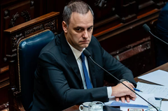A pesar de haber presentado su declaración jurada ante la Justicia, Manuel Adorni no logra salir del ojo de la tormenta y se empantana con carpetazos que contradicen su explicación.