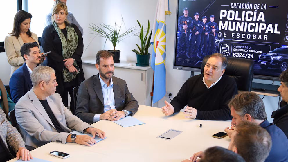 El ministro Alonso reunido con intendentes, en el marco de la discusión por la Policía Municipal. A la izquierda de la imagen, el diputado Leonardo Moreno.