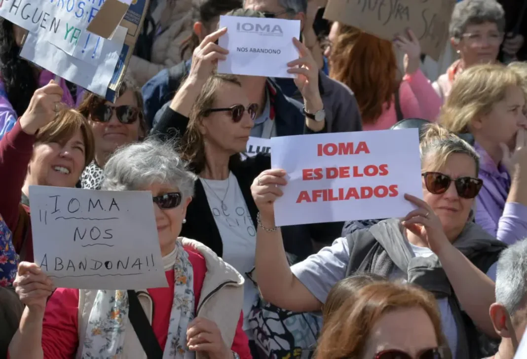 El senador libertario Carlos Curestis abordó la crisis de IOMA y reclamó una reforma integral para poner al afiliado en el centro del sistema.
