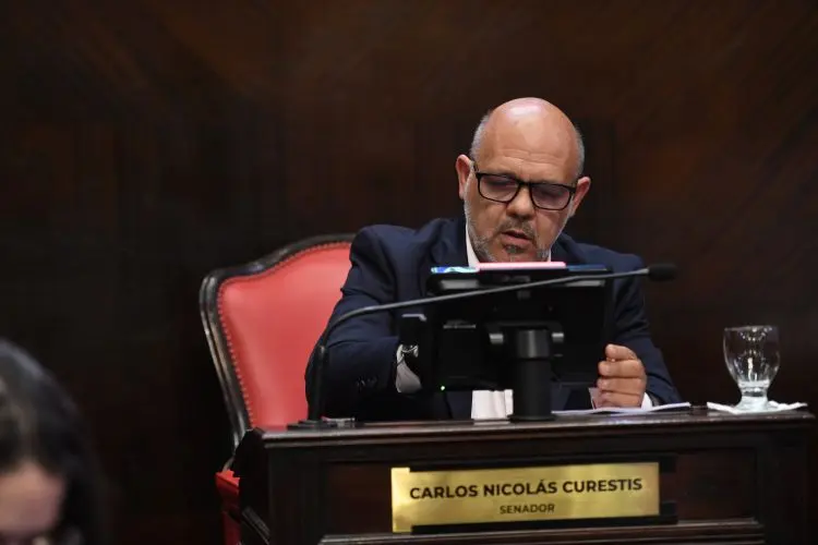 El senador libertario Carlos Curestis reclamó una reforma integral de IOMA frente a la crisis de la obra social bonaerense.