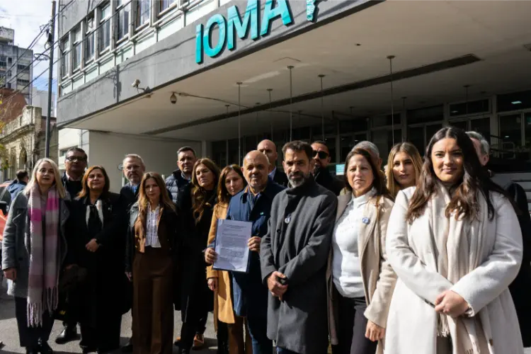 En mayo pasado, legisladores bonaerenses de La Libertad Avanza realizaron una acción institucional frente a la sede central de IOMA en La Plata.