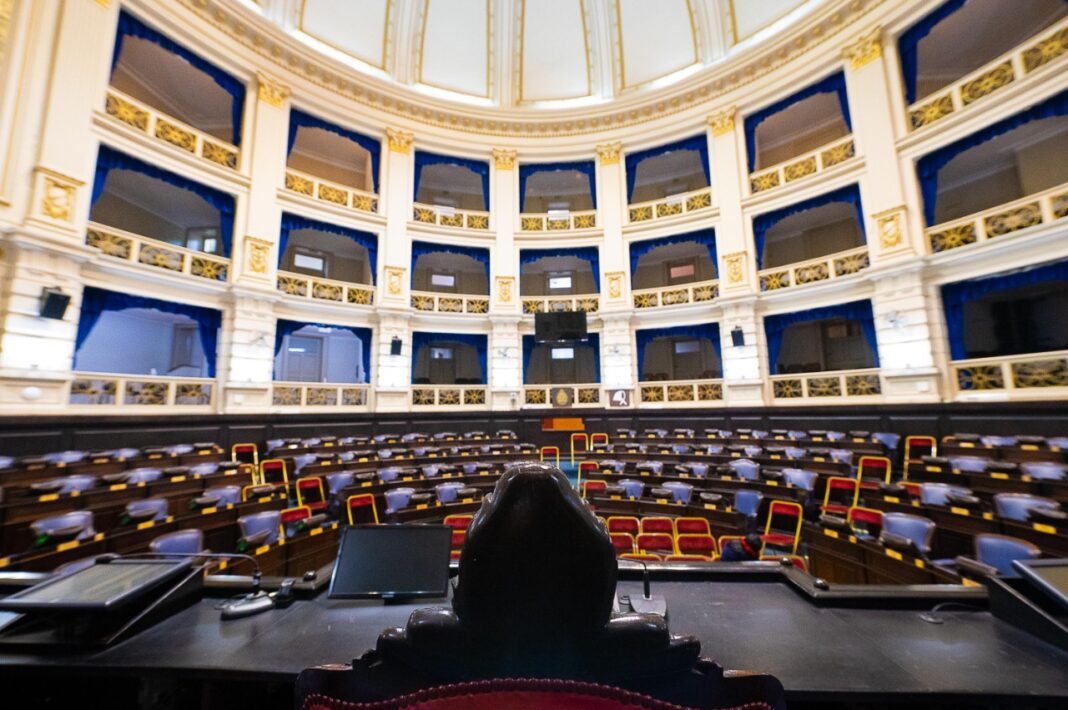 Desde hace casi 26 años la Legislatura bonaerense no recibe a un funcionario en medio de una sesión. La historia de las interpelaciones en la provincia.