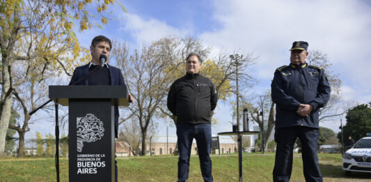Con ironía, el gobernador Axel Kicillof reclamó los fondos adeudados a Nación. “Estoy buscando un pendrive para la provincia”, chicaneó al presidente Javier Milei.