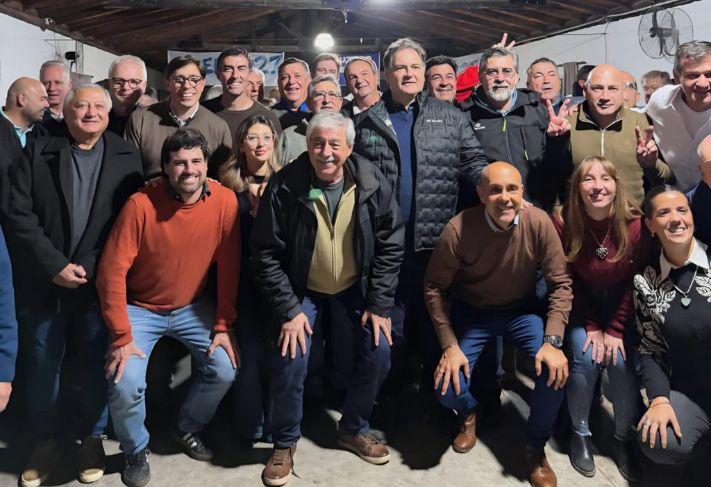 En el marco de su carrera por el Sillón de Rivadavia, el gobernador Axel Kicillof encabezó el viernes por la noche un encuentro con dirigentes del peronismo en la provincia de Santa Fe. 