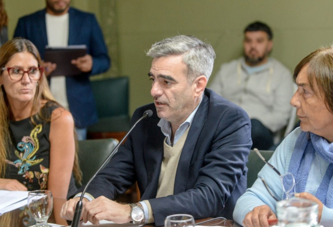 El senador Matías de Urraza cuestionó a Verónica Magario por postergar la convocatoria a una sesión ordinaria. 