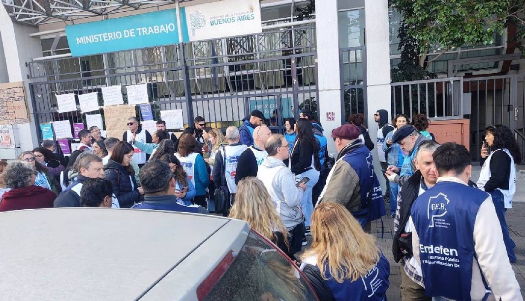 Tras la reunión paritaria con funcionarios de Kicillof, los gremios de docentes bonaerenses demandaron una “urgente recomposición antes de que cierre el sistema”.
