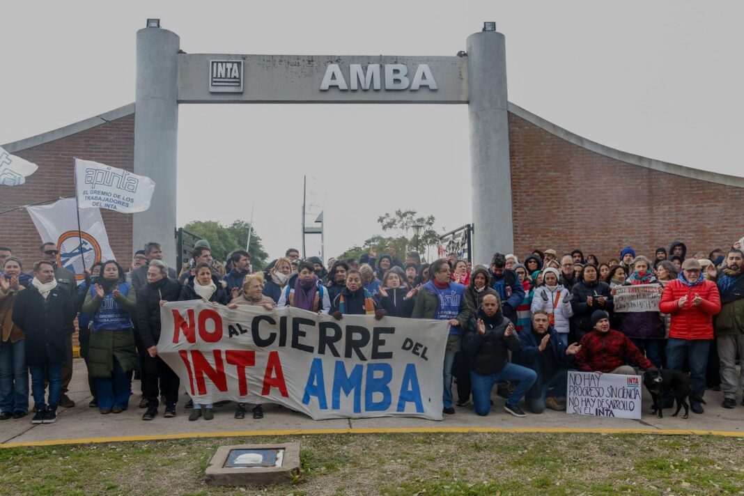 El diputado bonaerense, Alejandro Acerbo, presentó un proyecto para evitar la venta de inmuebles públicos nacionales en la provincia de Buenos Aires. El diputado bonaerense, Alejandro Acerbo, presentó un proyecto para evitar la venta de inmuebles públicos nacionales en la provincia de Buenos Aires.