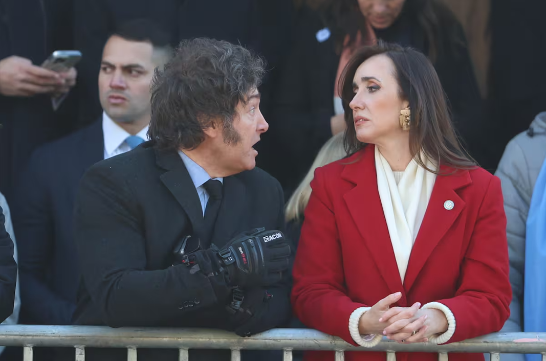 La fórmula presidencial salió en tándem a hablar del jefe de Gabinete, Manuel Adorni, mientras Javier Milei, volvió a respaldarlo, Victoria Villarruel, lo criticó.