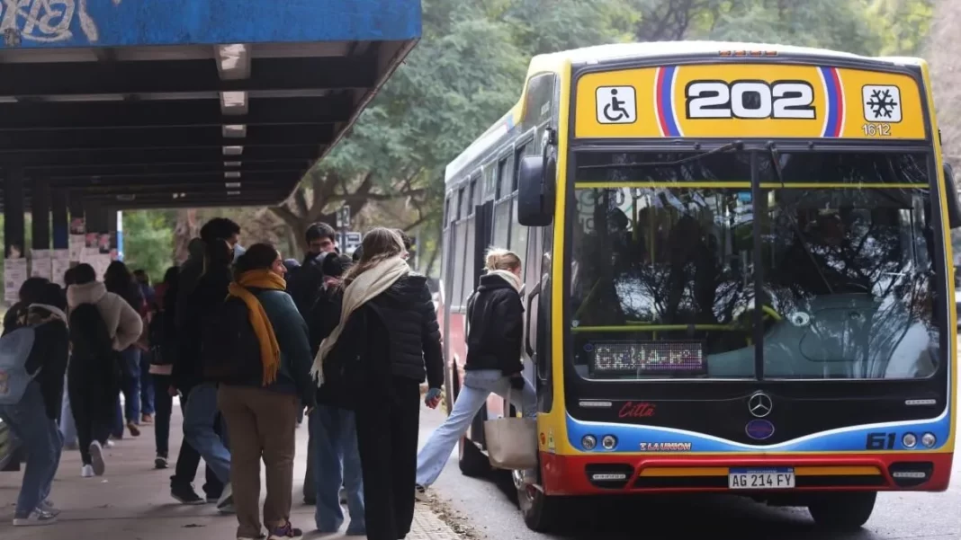 A través de la Secretaría de Transporte, el Gobierno nacional autorizó un nuevo aumento del boleto de colectivo y tren que comenzó a regir este mismo lunes.