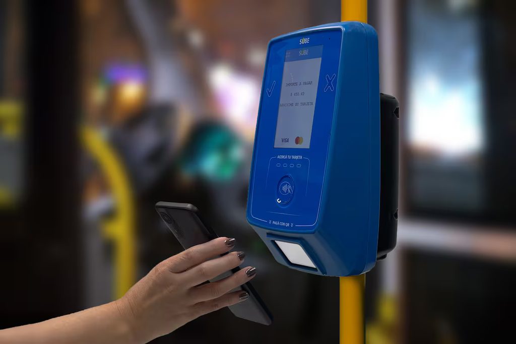 
El Gobierno implementó el segundo aumento escalonado para el boleto de colectivos y trenes de jurisdicción nacional que operan en el AMBA.