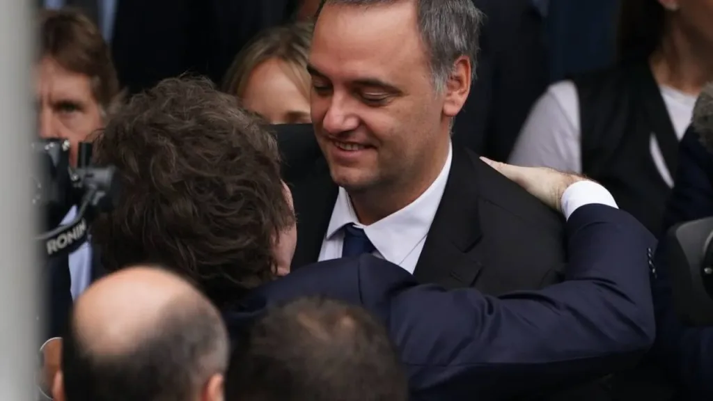 El peronismo y parte de la oposición dialoguista podrían unirse en el Senado para avanzar con una moción de censura contra el jefe de Gabinete. 