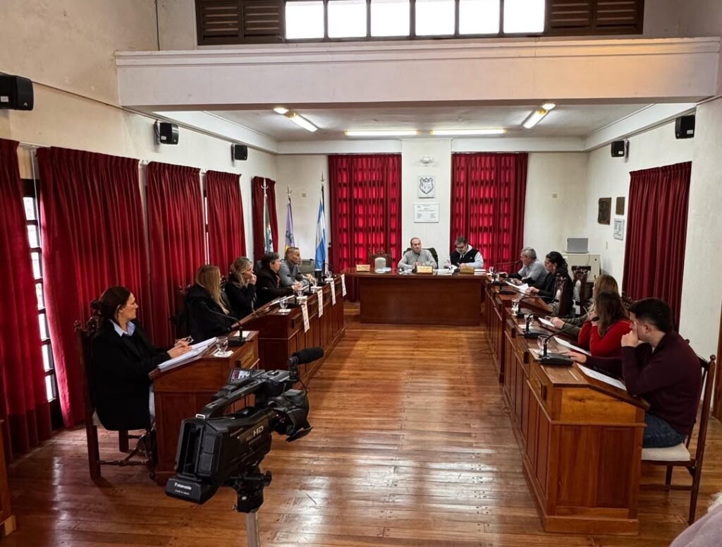 El peronismo ratificó su decisión de no aumentar el sueldo de Capra y sus funcionarios, a pesar de la jugada del jefe comunal de acudir a la Justicia. 