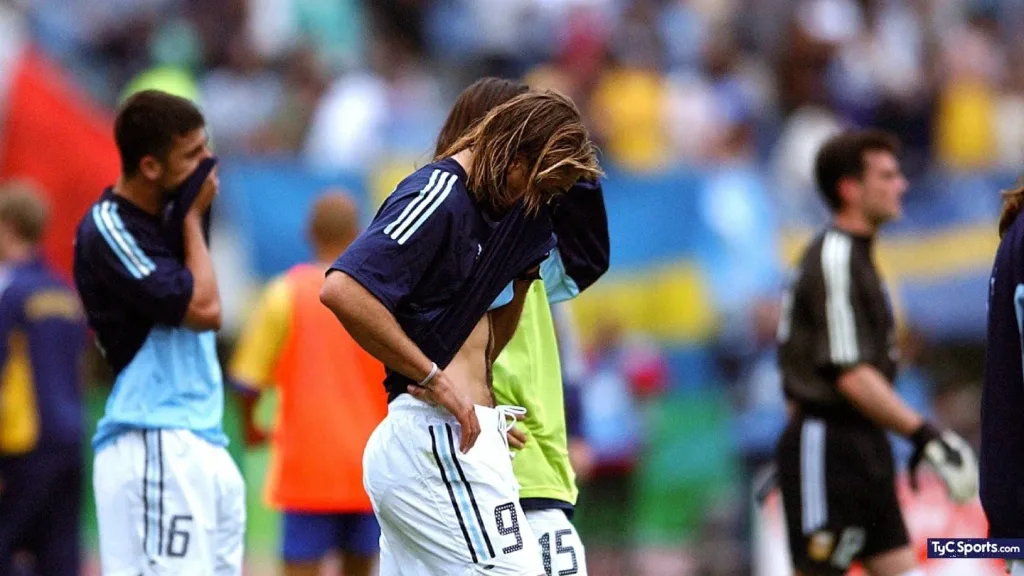 Unas eliminatorias inmejorables, a la basura: en 2002, Argentina fue un bochorno y quedó eliminada en fase de grupos.