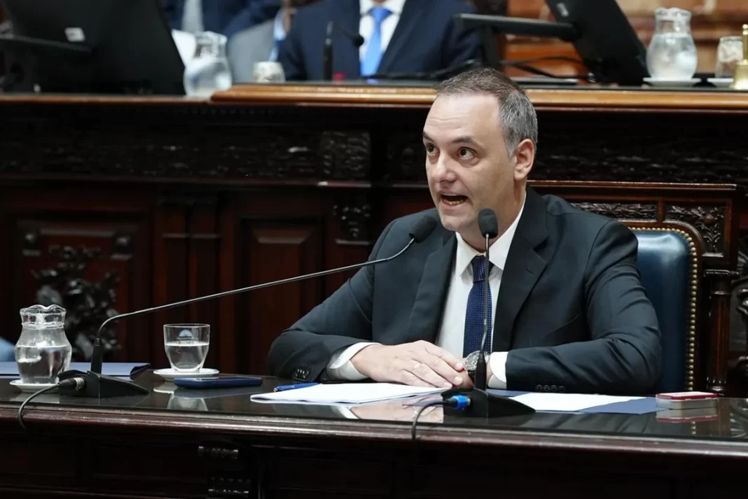 Con el completo apoyo de Javier Milei para continuar en la jefatura de Gabinete, Manuel Adorni se prepara para ir al Senado a exponer su segundo informe de gestión.