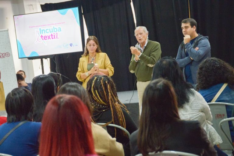El programa Incuba Textil 2.0 fue presentado por el intendente de La Costa, Juan de Jesús, en mayo de este año.