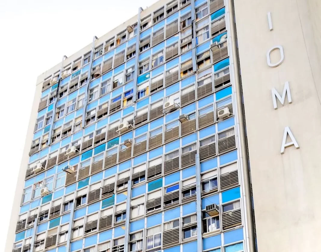 La Agremiación Médica Platense (AMP) advirtió por una nueva demora en los pagos y crece el conflicto con el IOMA. 