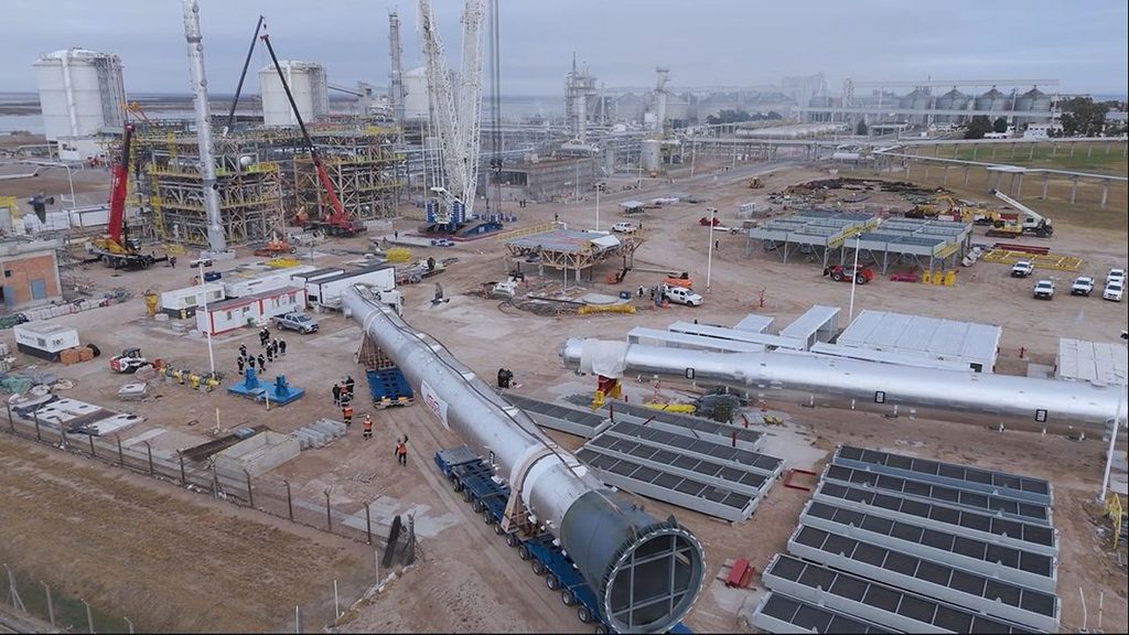 El diputado Andrés De Leo destacó la capacidad productiva de Bahía Blanca y llamó a potenciar el nodo energético de la región.