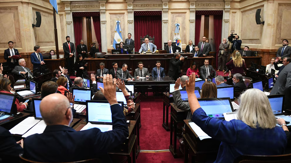Tras la reunión de Labor Parlamentario, el Senado de la Nación pateó para la próxima semana la interpelación al jefe de Gabinete, Manuel Adorni, por los escándalos de corrupción.