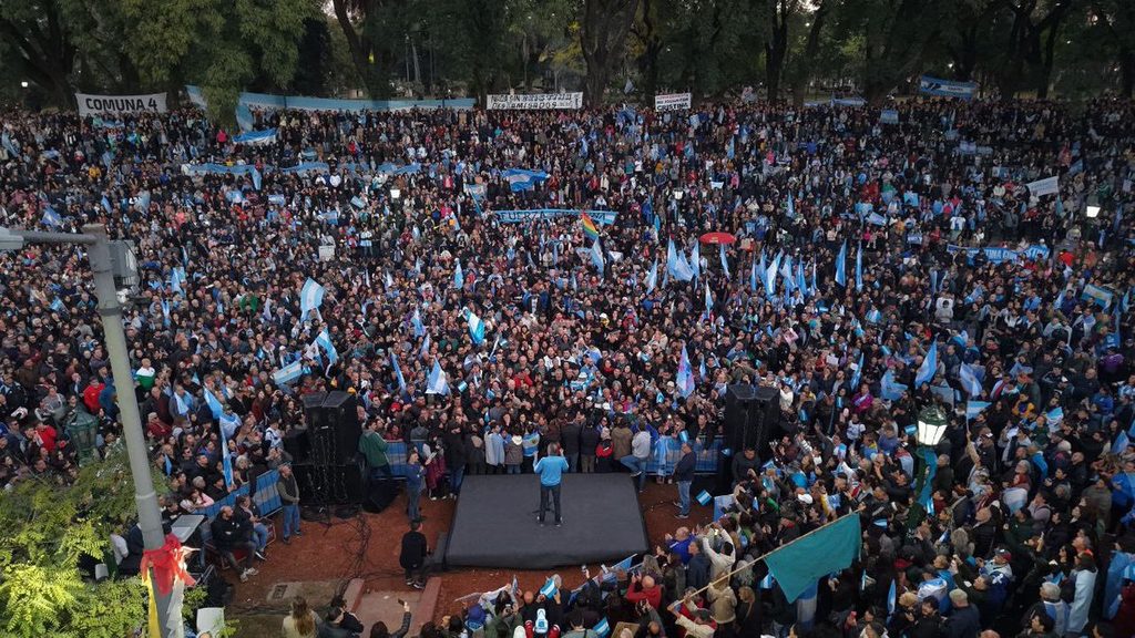 El kicillofismo busca poner paños fríos a la interna y participará del acto en Parque Lezama, aunque sin la presencia del gobernador bonaerense. 