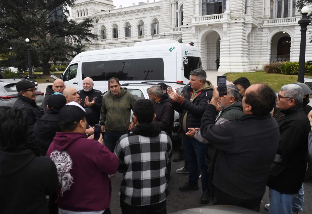 Choferes de aplicaciones de transporte de La Plata marcharon para exigirle al intendente una ordenanza que los regule y les permita trabajar en la ciudad.