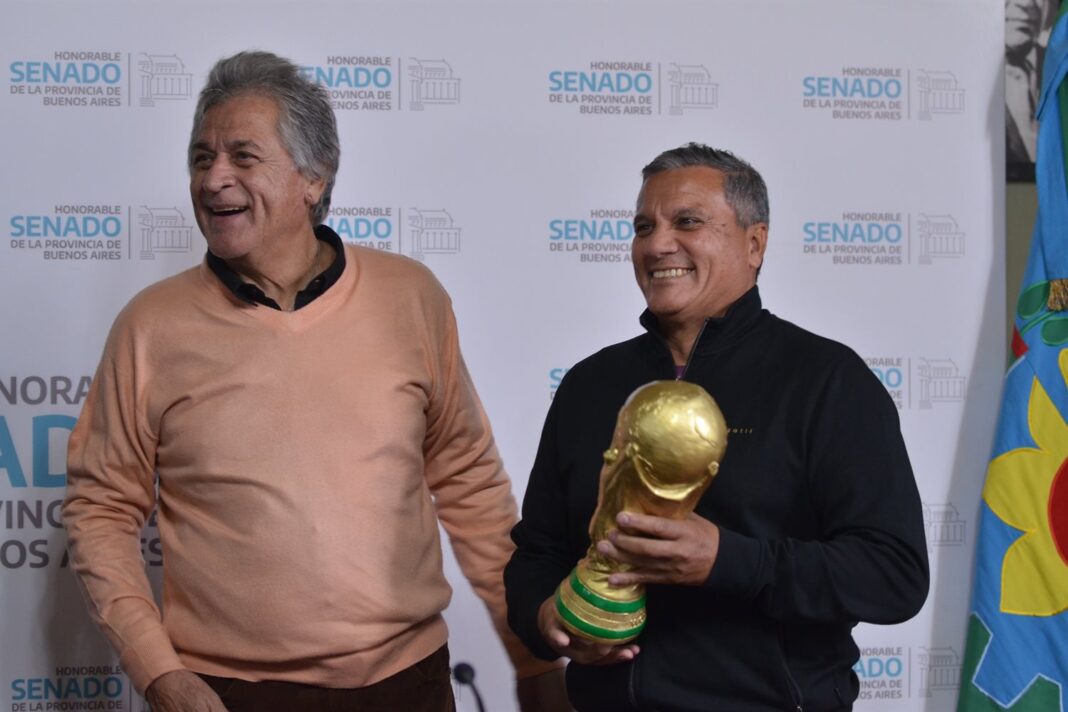En los últimos años, la Legislatura bonaerense reconoció a varios jugadores que integraron los planteles argentinos campeones en 1978, 1986 y 2022.
