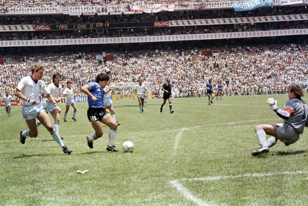 Diego Maradona elude a Peter Shilton, el anteúltimo toque de balón del Gol del Siglo. El astro argentino fue el conductor del seleccionado en México 86.