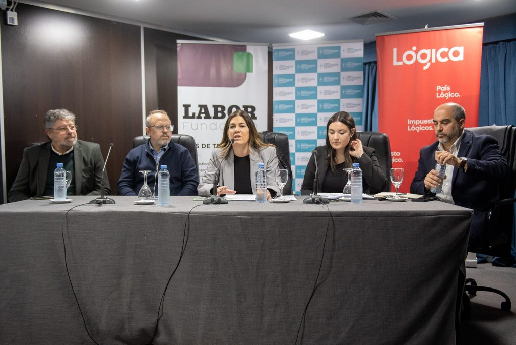 En 2024, Valenzuela visitó la Legislatura bonaerense para respaldar el proyecto de Transparencia Fiscal impulsado por la diputada Oriana Colugnatti.