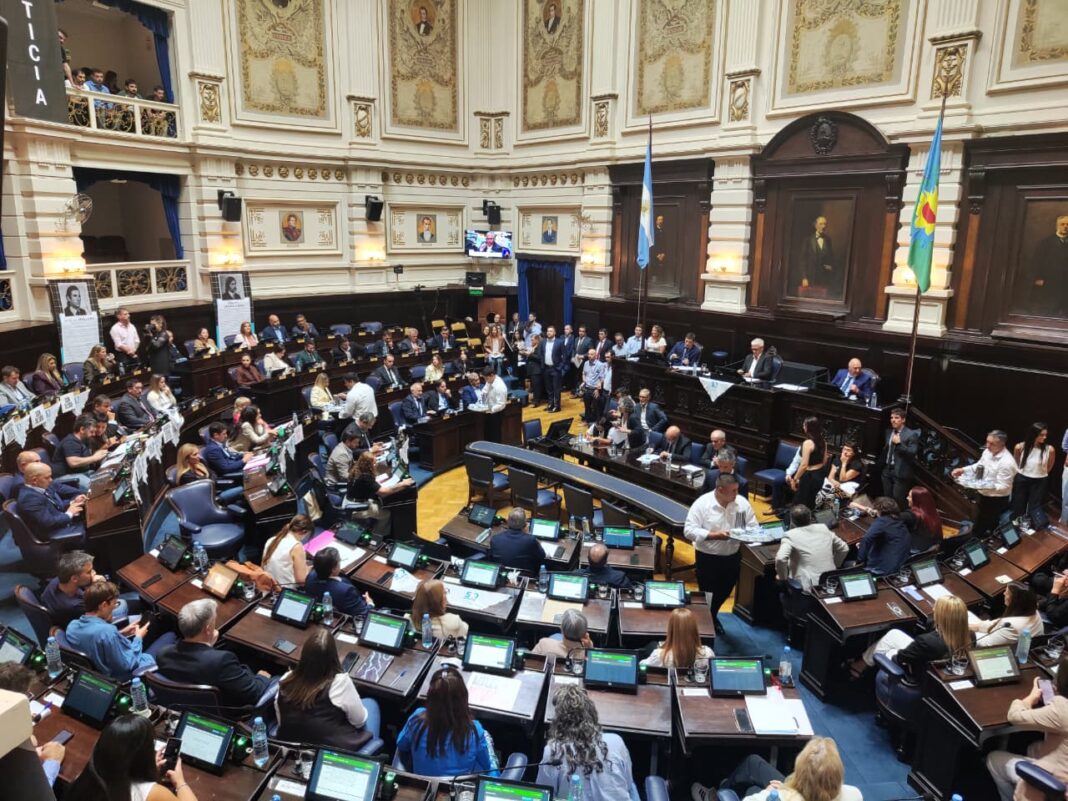 Sin el apoyo del massismo, el oficialismo explora un posible acuerdo con La Libertad Avanza para destrabar las reelecciones indefinidas.