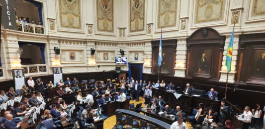 Sin el apoyo del massismo, el oficialismo explora un posible acuerdo con La Libertad Avanza para destrabar las reelecciones indefinidas.