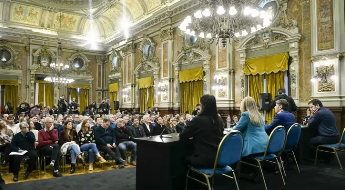 Fotomultas: crece la bronca de intendentes por las presiones de la Justicia, la interna y el gobierno Mientras intentan cerrar números para pagar aguinaldos, los intendentes suman preocupaciones por las fotomultas, la Justicia y la feroz interna del oficialismo.