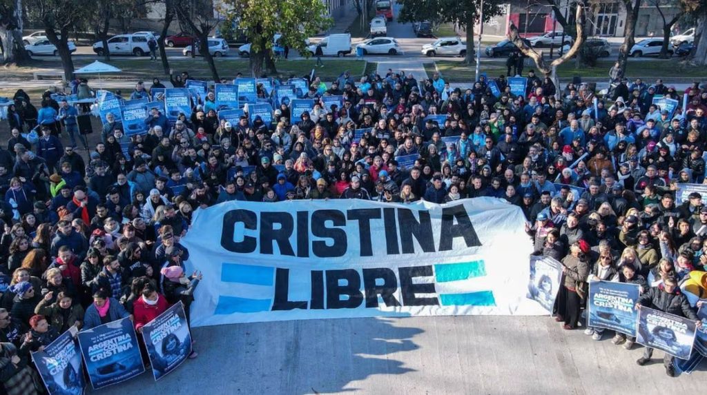Facundo Tignanelli y Mayra Mendoza invitaron a la senadora jujeña a participar del banderazo convocado por el kirchnerismo para este sábado en Parque Lezama.