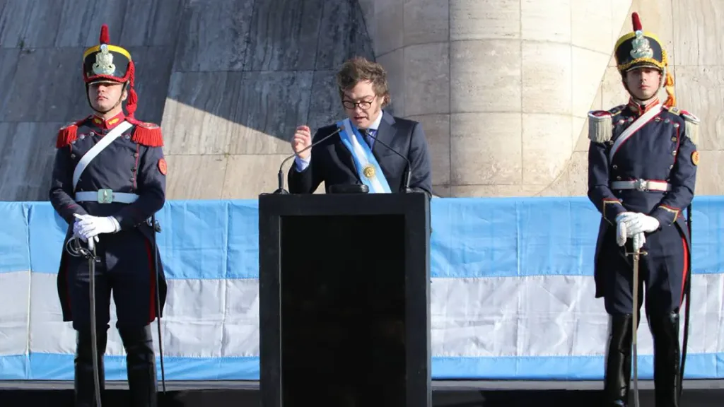 Milei se prepara para encabezar un nuevo acto del Día de la Bandera que promete protestas contra la administración libertaria. 