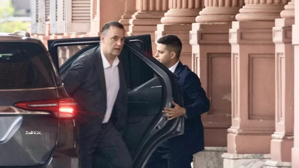 El jefe de Gabinete, Manuel Adorni, abonó este viernes la vocería presidencial, en medio de los cuestionamientos por su patrimonio. Quién lo remplazará.