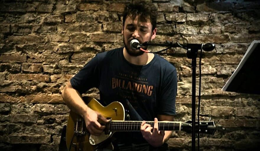 El músico Santiago Stirz fue asesinado por dos motochorros en diciembre de 2020 mientras viajaba en bicicleta con la guitarra sobre el hombro.