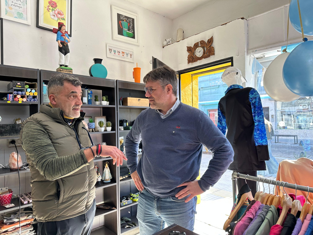 El intendente de Magdalena, Lisandro Hourcade, recorrió los comercios ubicados sobre la renovada calle Brenan.