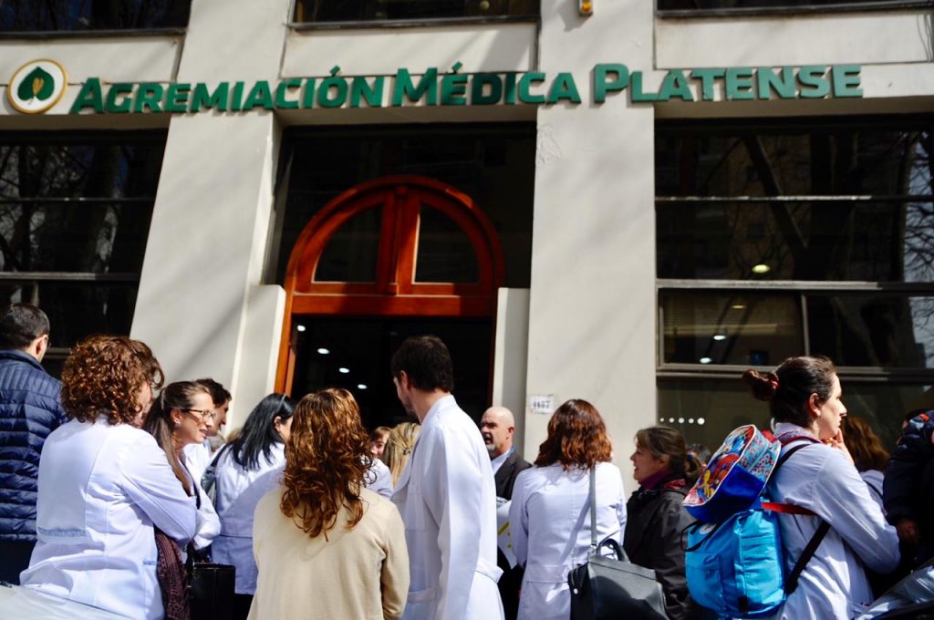 La Agremiación Médica Platense (AMP) criticó al titular del IOMA, Homero Giles, por sus dichos sobre la entidad, y adelantó que lo intimará frente a la Justicia.