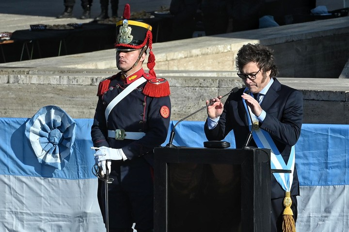 El presidente Javier Milei encabeza este sábado el acto por el Día de la Bandera en la ciudad de Rosario. Se espera que dé el presente todo su Gabinete, incluso la vice Victoria Villarruel.
