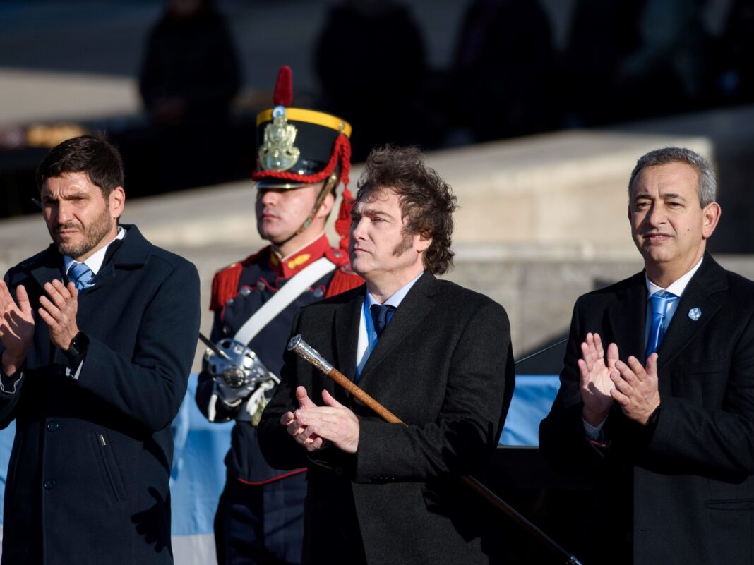 El presidente Javier Milei encabeza este sábado el acto por el Día de la Bandera en la ciudad de Rosario. Se espera que dé el presente todo su Gabinete, incluso la vice Victoria Villarruel.
