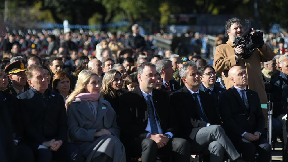 El presidente Javier Milei encabezó el acto por el Día de la Bandera, en donde se mostró con el Jefe de Gabinete, Manuel Adorni, y revindicó a Manuel Belgrano como el “primer liberal”.